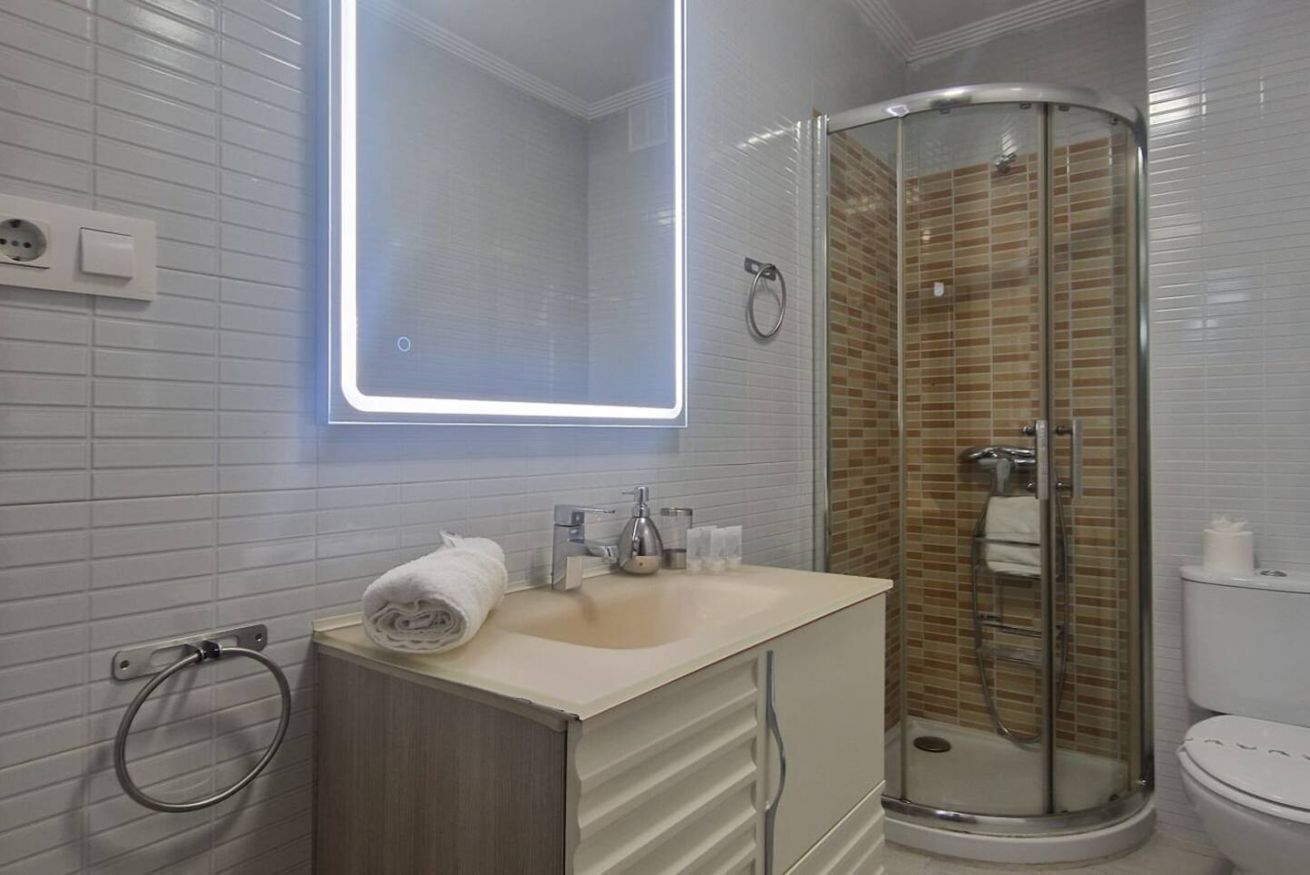 Een douche, een haardroger, handdoeken, shampoo