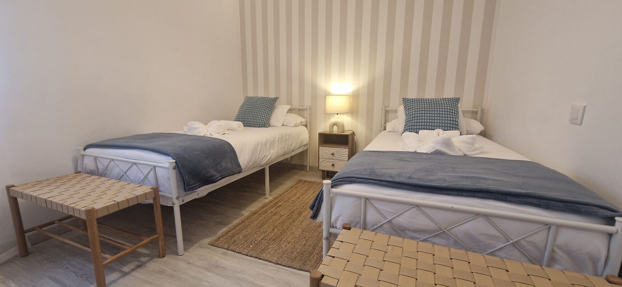 2 habitaciones, tabla de planchar con plancha y wifi gratis 