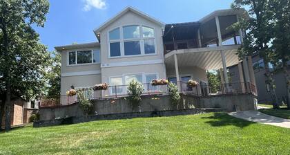 Lakefront property w dock & amazing sunsets
