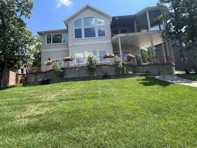 Lakefront property w dock & amazing sunsets 