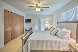 House (3 Bedrooms) | Interior - Waterfront Onalaska Retreat w/ Private Dock! (Onalaska)