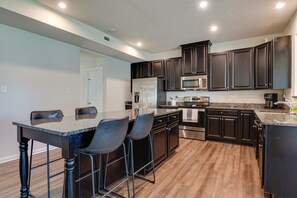 Maison (4 Bedrooms) | Cuisine privée | Micro-ondes, four, plaque de cuisson, lave-vaisselle