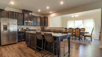 Nhà (4 Bedrooms) | Bếp riêng | Lò vi sóng, lò nướng, bếp nấu, máy rửa bát