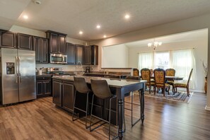 Maison (4 Bedrooms) | Cuisine privée | Micro-ondes, four, plaque de cuisson, lave-vaisselle