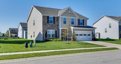 Spacious Home w/ Fireplace - Near Golf!