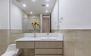 Regadera, toallas, jabón, shampoo 