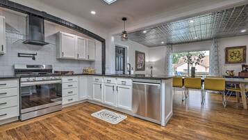 House (4 Bedrooms) | Interior