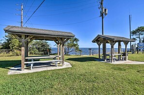 Interior - Cozy Currituck Home w/ Fire Pit Near Ferry! (Currituck)