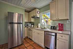 Casa (1 Bedroom) | Cocina privada | Microondas, horno, parrilla de estufa y lavavajillas 