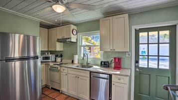 House (1 Bedroom) | Private kitchen | Microwave, oven, stovetop, dishwasher