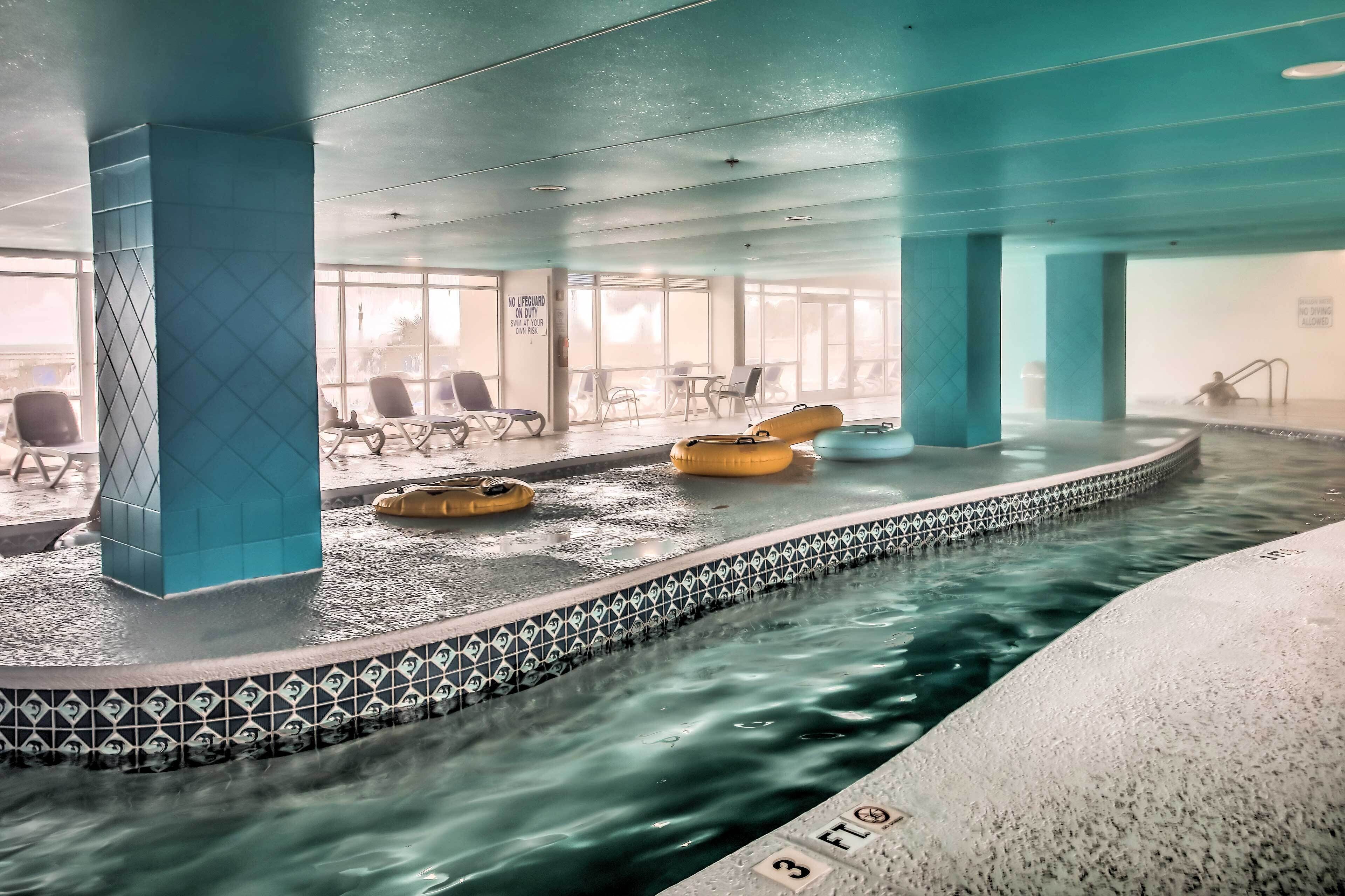 Zona de piscina con borde de azulejos, sillas de descanso y una vista despejada del cielo.