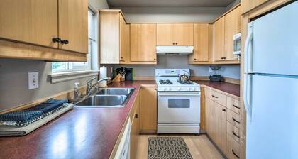 Apartment w/ Patio & Grill Access ~ 1/2 Mi to Bay!