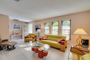 Interior - Coastal Retreat w/ Grill: 4 Mi to Dtwn Cape Coral! (Cape Coral)