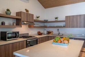 Een koelkast, een magnetron, een oven, een kookplaat