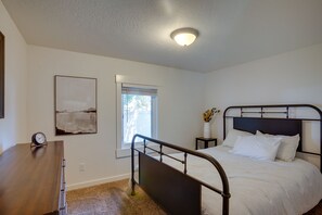 2 habitaciones, tabla de planchar con plancha y ropa de cama