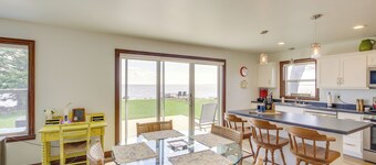 La Petit Maison - Lakefront Oshkosh Home!