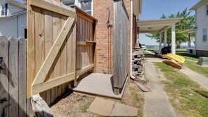 A wooden deck with a ramp leading to a house. - Beautiful Colonial Home on the Choptank River (Cambridge)