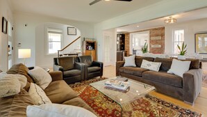 A spacious living room with two sofas, a coffee table, and a ceiling fan. - Beautiful Colonial Home on the Choptank River (Cambridge)