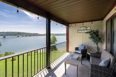 Waterfront Pool! Near SDC - Step-free Access!