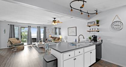 Lakefront, Fireplace: Home Near Silver Dollar City