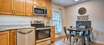 Walk to Main Street Eats: Remodeled Saluda Apt