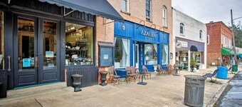 Walk to Main Street Eats: Remodeled Saluda Apt