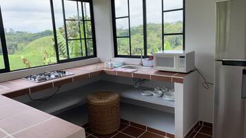 Refrigerador, microondas, cafetera y tetera y licuadora