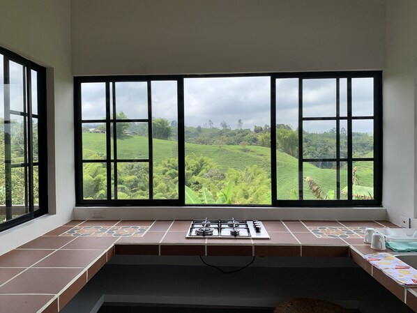 Refrigerador, microondas, cafetera y tetera y licuadora