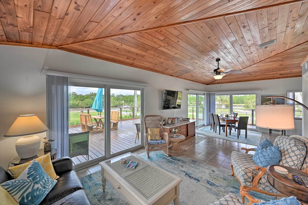 Everglades Getaway w/ Deck & Water Views! - Carnestown, FL
