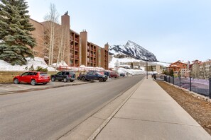 Property grounds - Crested Butte Vacation Rental: Walk to Ski Slopes! (Crested Butte)