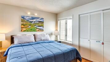 Apartment (2 Bedrooms) | 2 bedrooms, laptop workspace, iron/ironing board, bed sheets