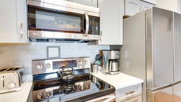 Apartment (2 Bedrooms) | Private kitchen | Microwave, oven, stovetop, dishwasher