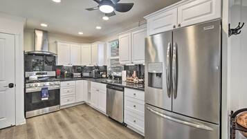 Cottage (2 Bedrooms) | Private kitchen | Microwave, oven, stovetop, dishwasher