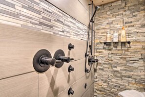 Hus (4 Bedrooms) | Badeværelse | Bruser