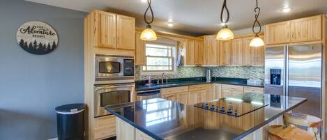 House (4 Bedrooms) | Private kitchen | Microwave, oven, stovetop, dishwasher