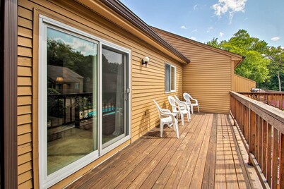 Lincoln Condo w/ Balcony - 6 Mi to Loon Mtn!