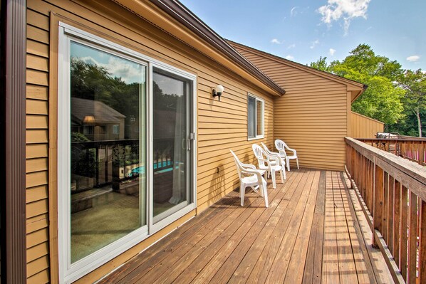 Apartment (2 Bedrooms) | Interior - Lincoln Condo w/ Balcony - 6 Mi to Loon Mtn! (Lincoln)