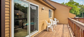 Lincoln Condo w/ Balcony - 6 Mi to Loon Mtn!