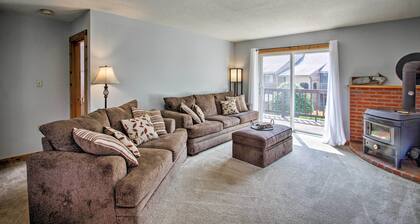 Lincoln Condo w/ Balcony - 6 Mi to Loon Mtn!