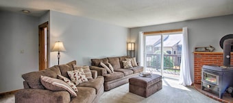 Lincoln Condo w/ Balcony - 6 Mi to Loon Mtn!