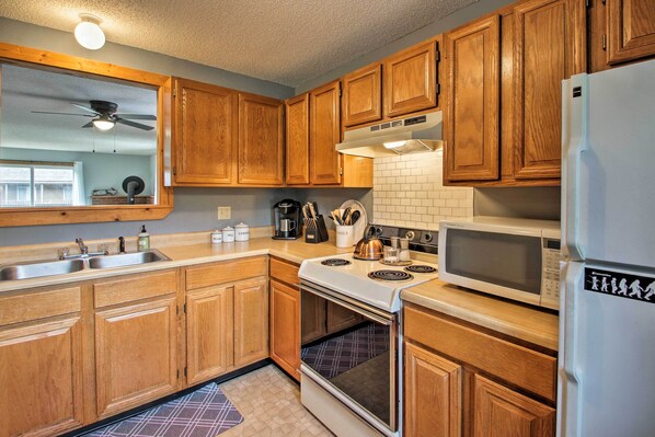 Apartment (2 Bedrooms) | Interior - Lincoln Condo w/ Balcony - 6 Mi to Loon Mtn! (Lincoln)