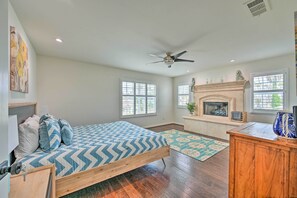 Apartment (4 Bedrooms) | Interior - Oceanside Retreat w/ Balcony - Walk to Beach! (Oceanside)