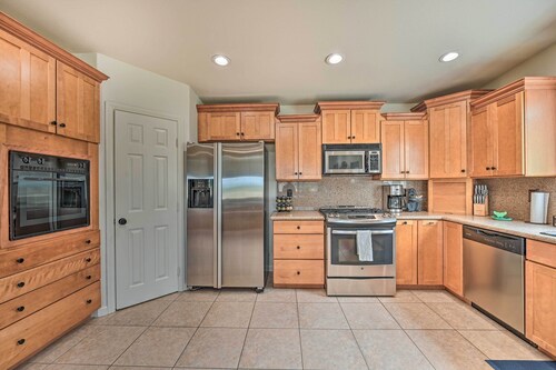 Oceanside Retreat w/ Balcony - Walk to Beach!