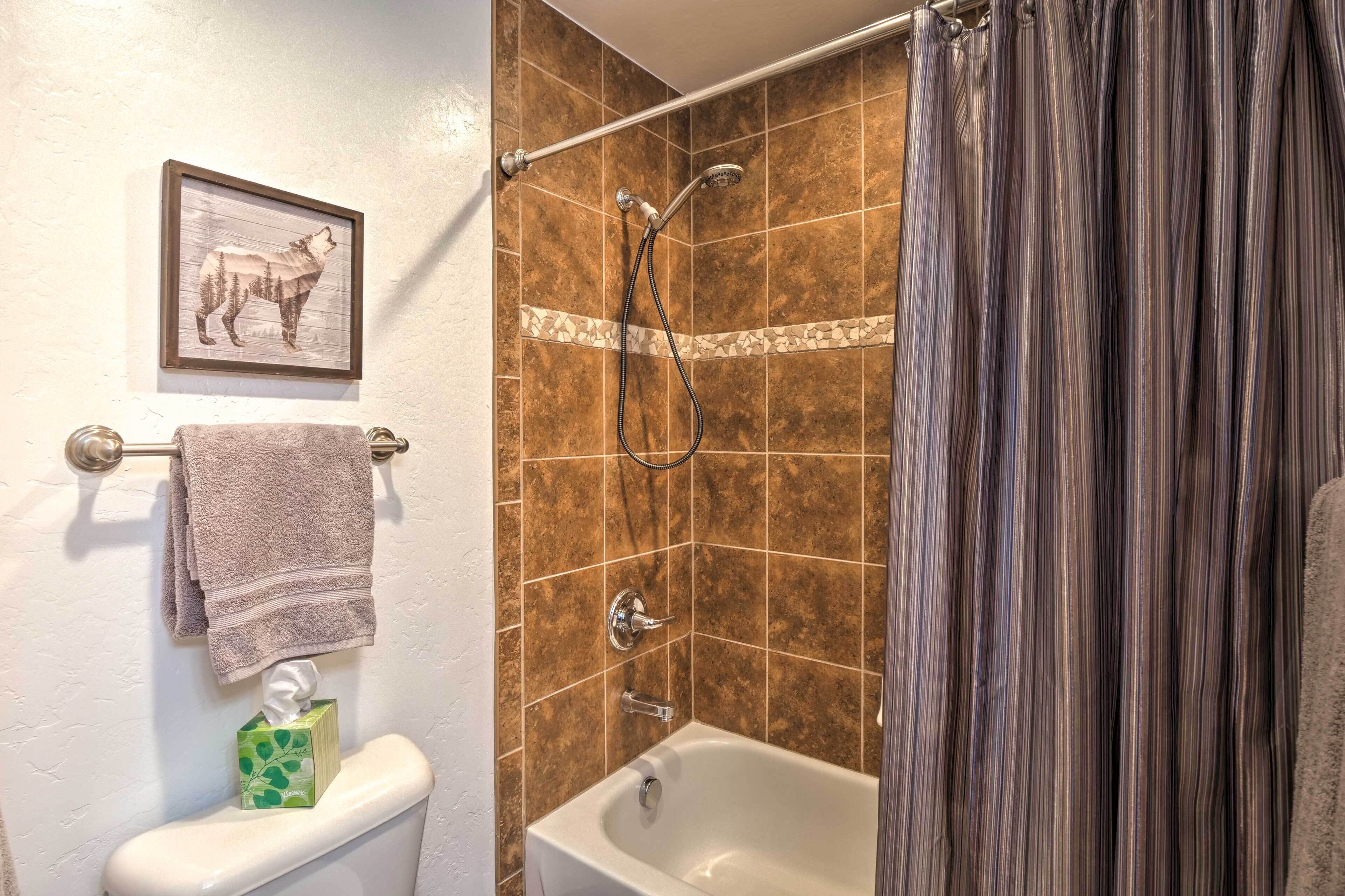 Ein Badezimmer mit Dusche, Toilette und Handtuchhalter.
