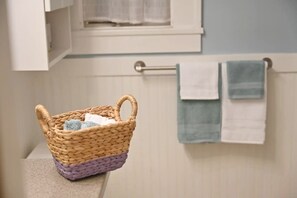 Haartrockner, Handtücher, Toilettenpapier