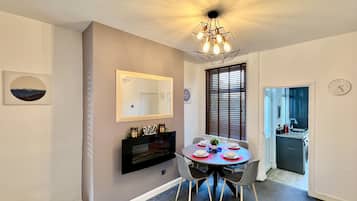 Townhouse – familie | Spiseområde på rommet