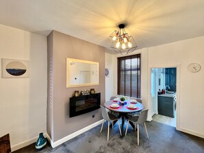 Family Townhome | In-room dining - Johnson House  (Cleethorpes)