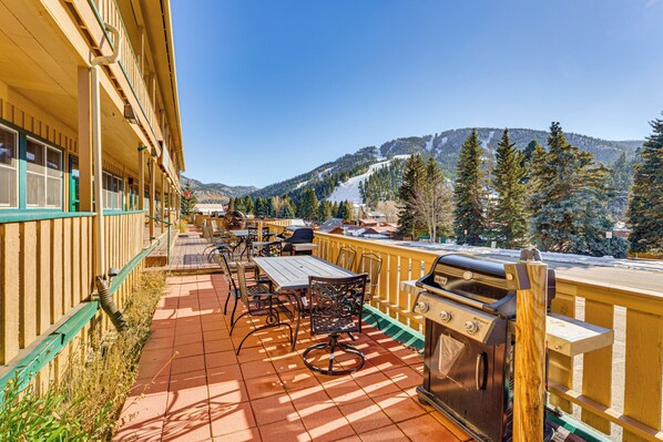 Apartment (2 Bedrooms) | Interior - Walk to Ski Slopes! Red River Condo w/ Fireplace (Red River)