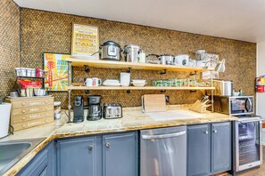 Apartment (2 Bedrooms) | Interior - Walk to Ski Slopes! Red River Condo w/ Fireplace (Red River)