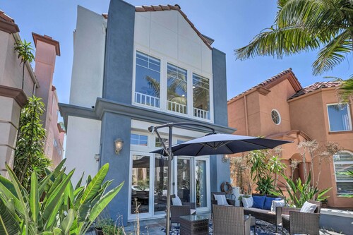 Oceanside Home w/ Rooftop Patio - Steps to Beach!